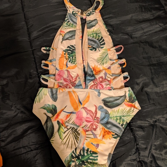 One Piece worn once - Picture 4 of 5